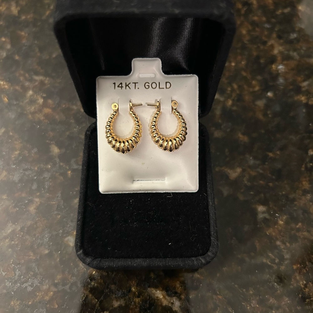 Solid 14k gold scalloped hoop earrings